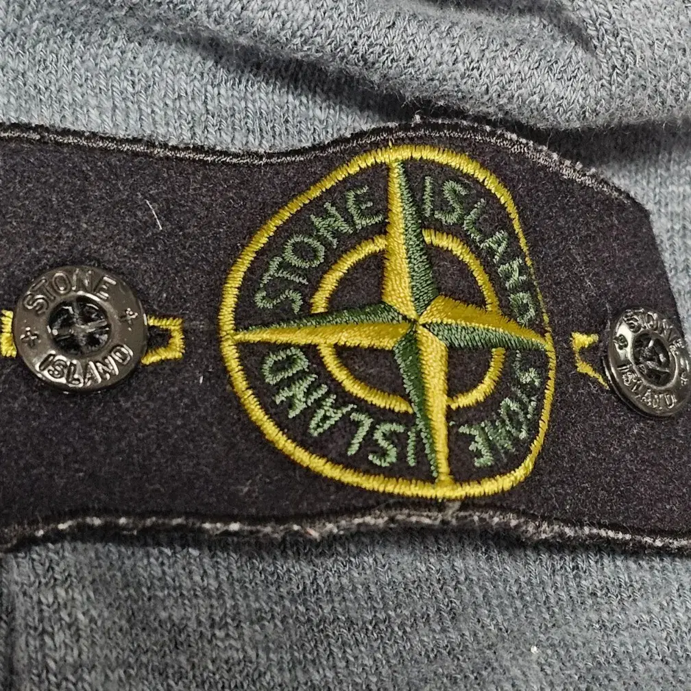 정품 Stone Island 스톤아이랜드 브이넥 L사이즈