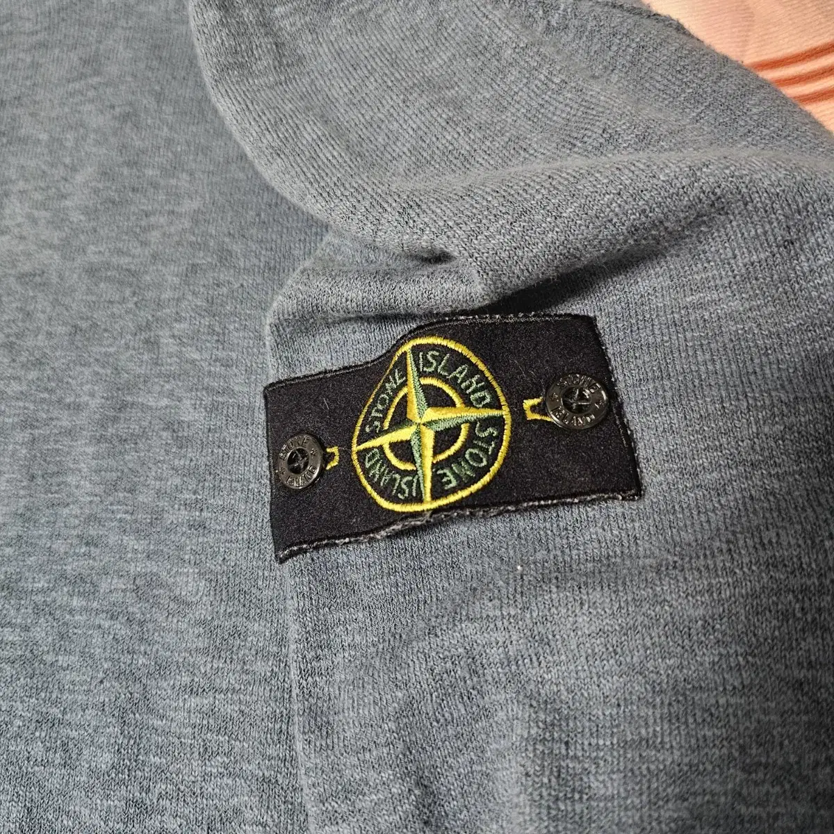 정품 Stone Island 스톤아이랜드 브이넥 L사이즈