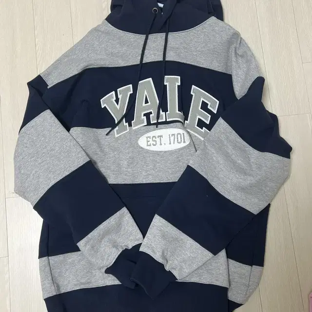 Yale 후드티