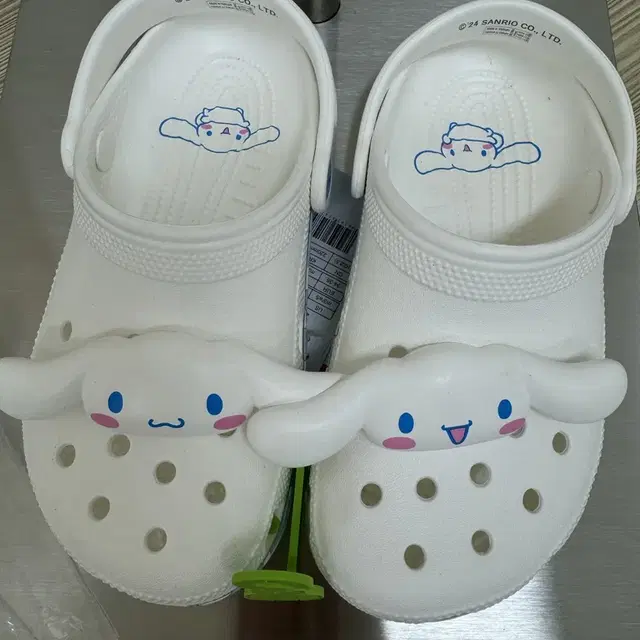 Crocs 크록스 시나몰롤 샌들 220사이즈