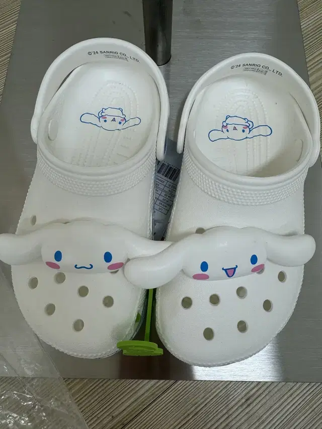 Crocs 크록스 시나몰롤 샌들 220사이즈