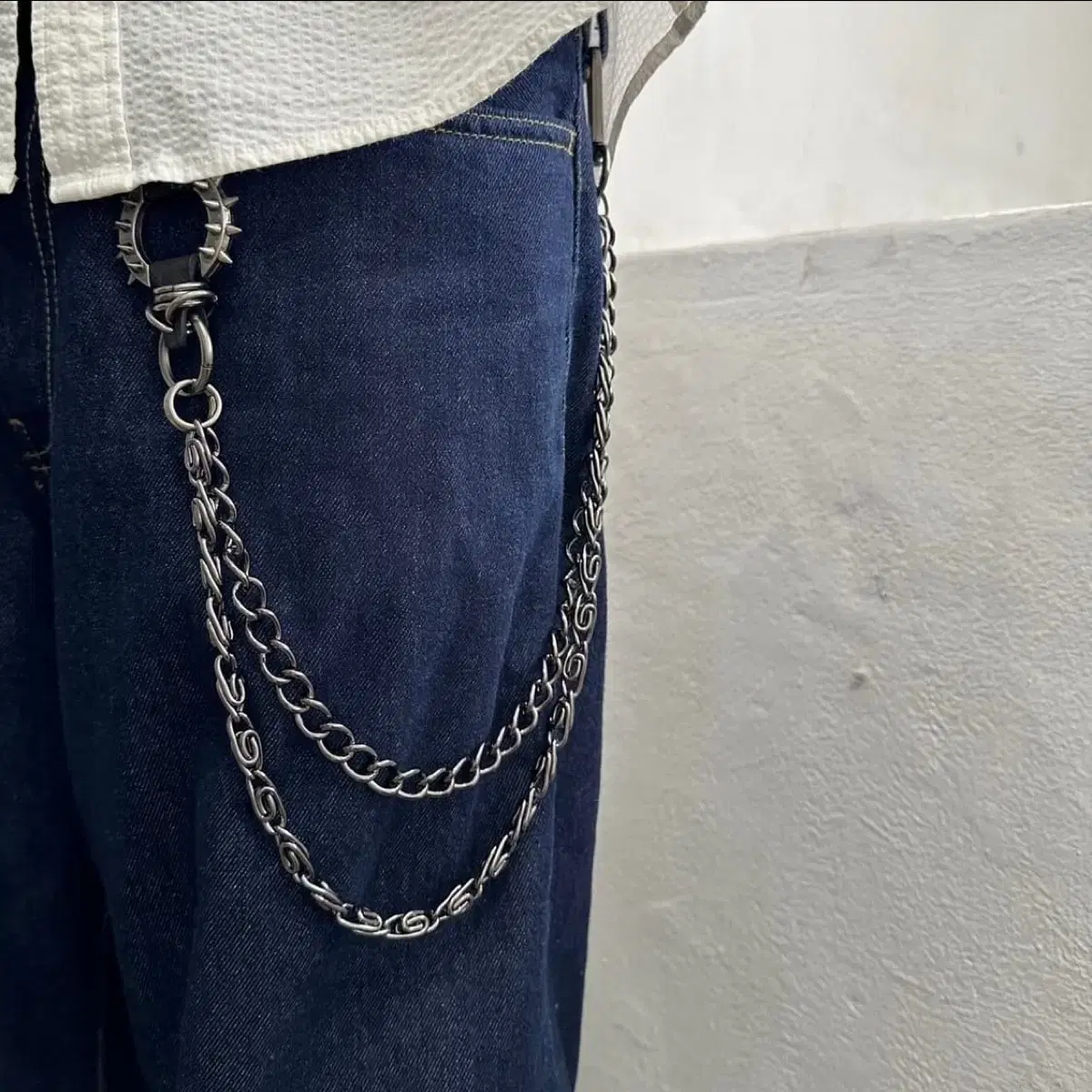 Spike belt chain keyring