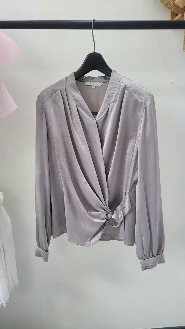 Chaterene V-neck Shiny Fabric Blouse