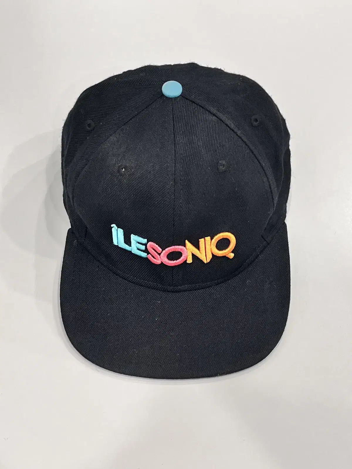 Ilesoniq 빈티지 레터링 자수 스냅백 캡