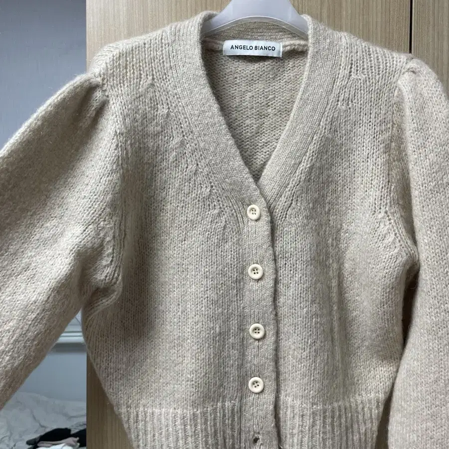 안젤라비안코 Amur Knit Cardigan_Beige 판매해요