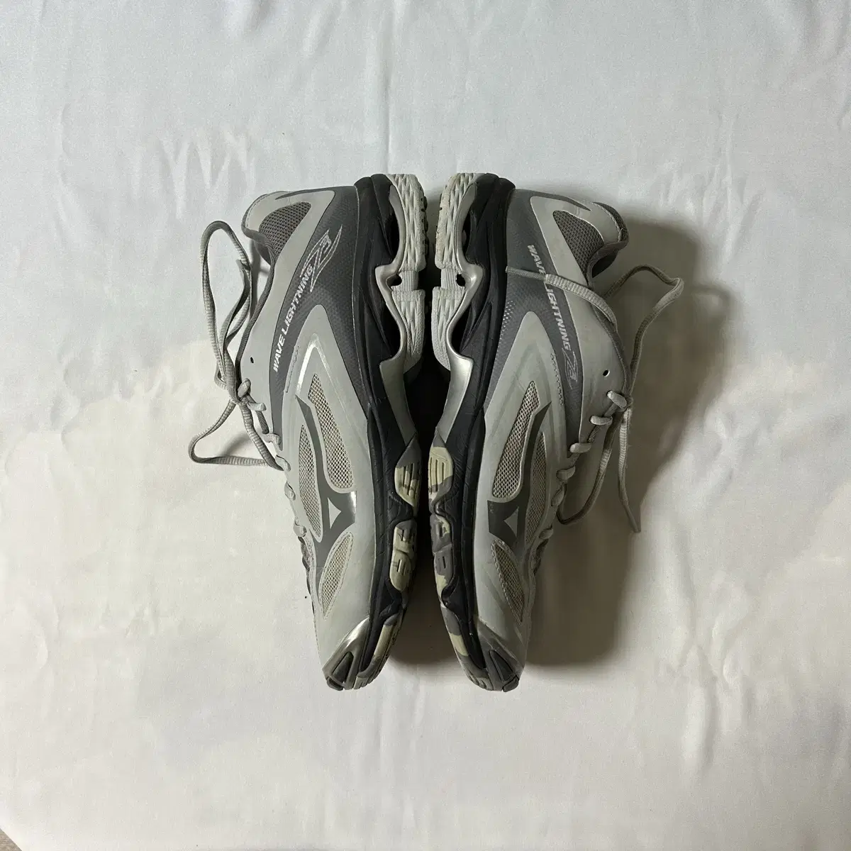 Mizuno wave lightning z3