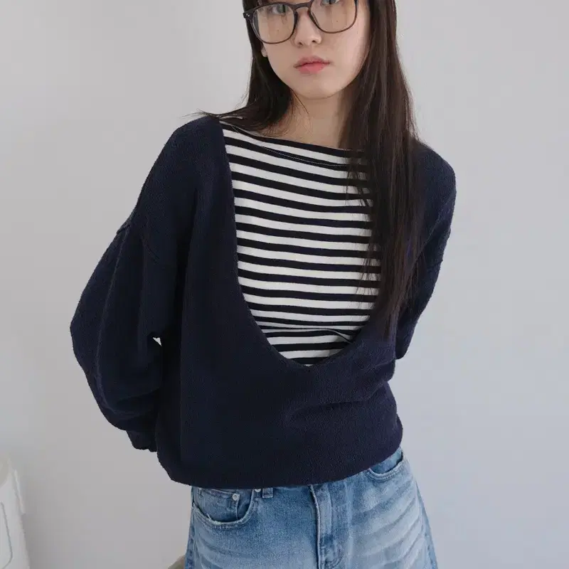 [새상품] 더버터크림 Deep V neck knit navy