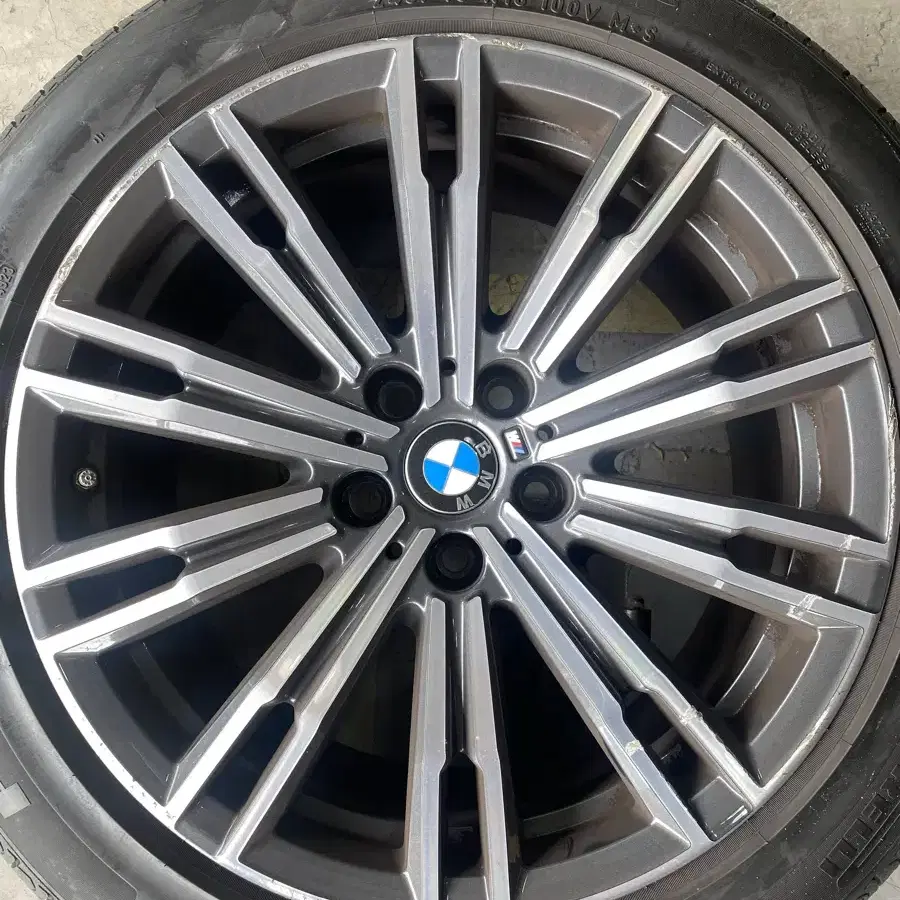 bmw 3시리즈 20년식 18인치 순정 휠 or 피렐리 타이어 팝니당