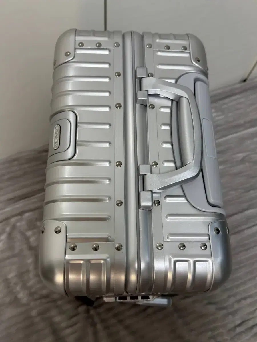 All-aluminum suitcases