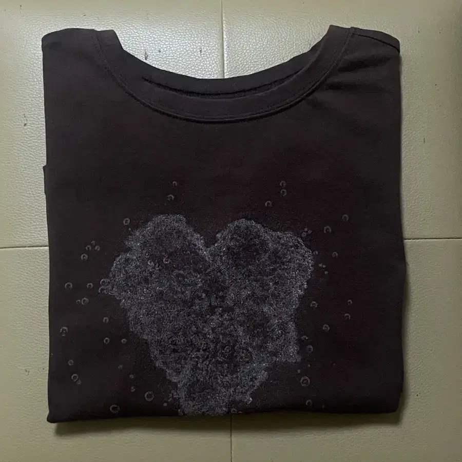 마뗑킴 heart graphic crop top brown