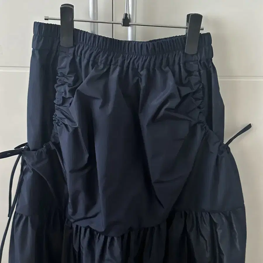 [새상품/택없음] Hwi 휘 monsoon skirt (navy)