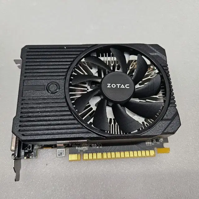 ZOTAC 그래픽카드 GTX 1050 입니다