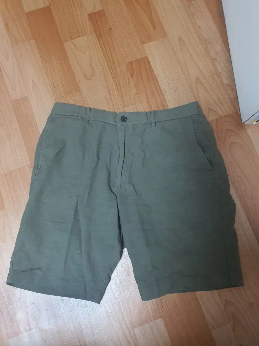 Uniqlo khaki vahn sells [size 33].