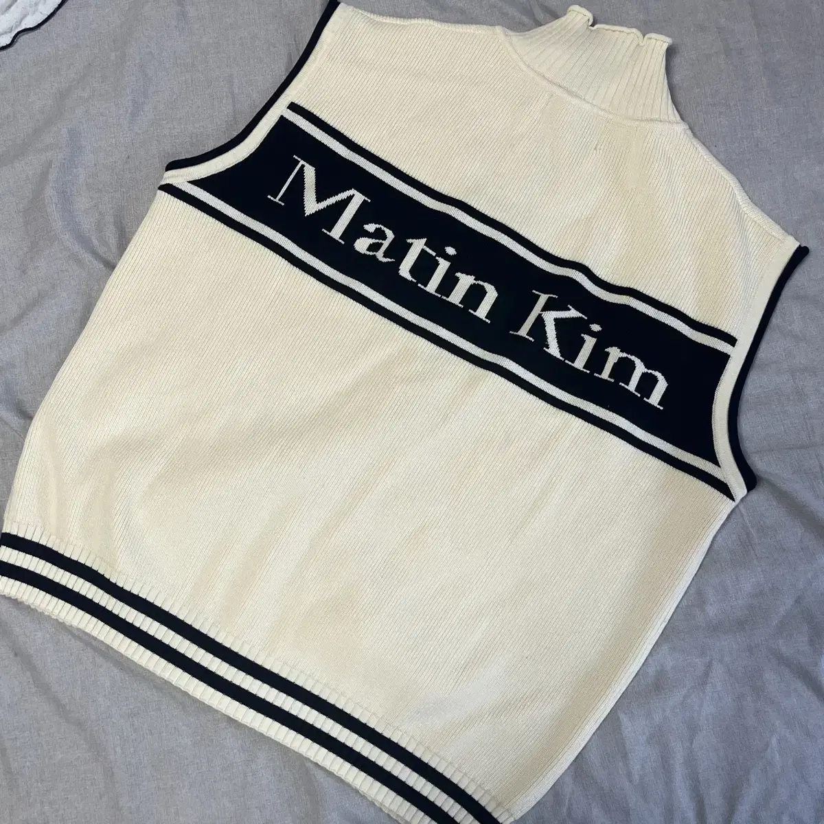 Matengkim Knit Vest l SPELL POINT STRIPE KNIT VEST