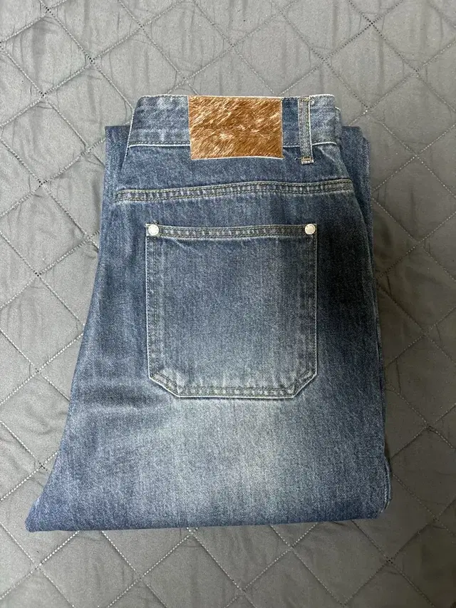 [M] STU coated washed flared denim