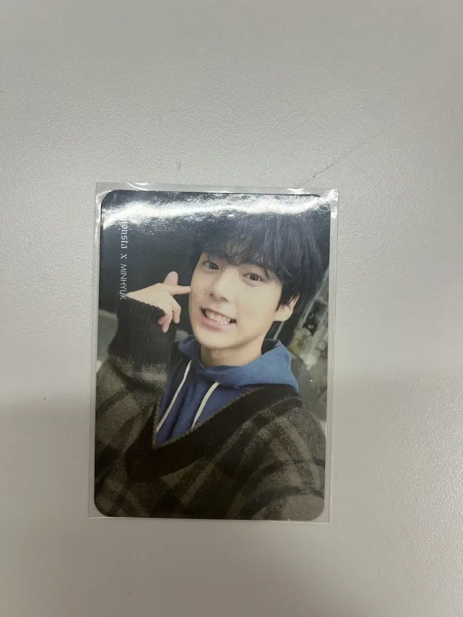 Minhyuk photocard handheartedly sell it