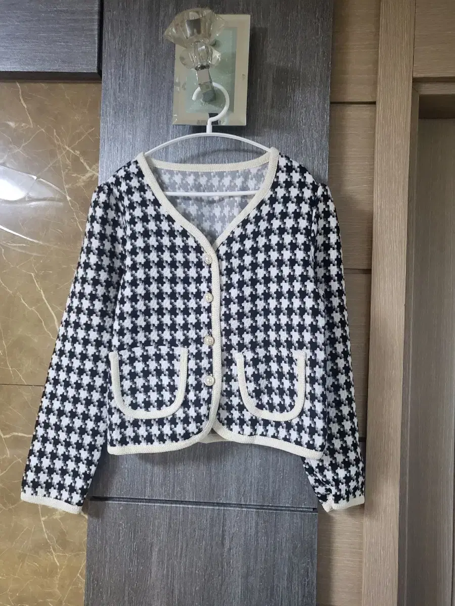 DealsNew ArrivalsLovely V-neck pearlized tweed jacket with button closure