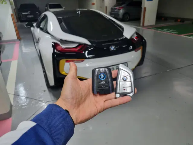 BMW i8 다양한 연식 스페어키로 최신형 칼키 칼날 스마트키 추가 제작