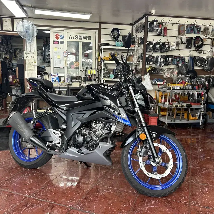 Gsxs125 21년식 블랙 블루 신차급 컨디션