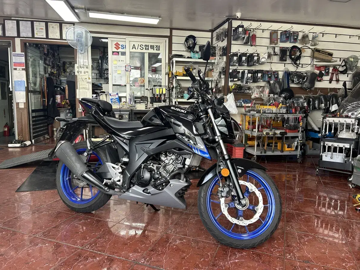 Gsxs125 21년식 블랙 블루 신차급 컨디션