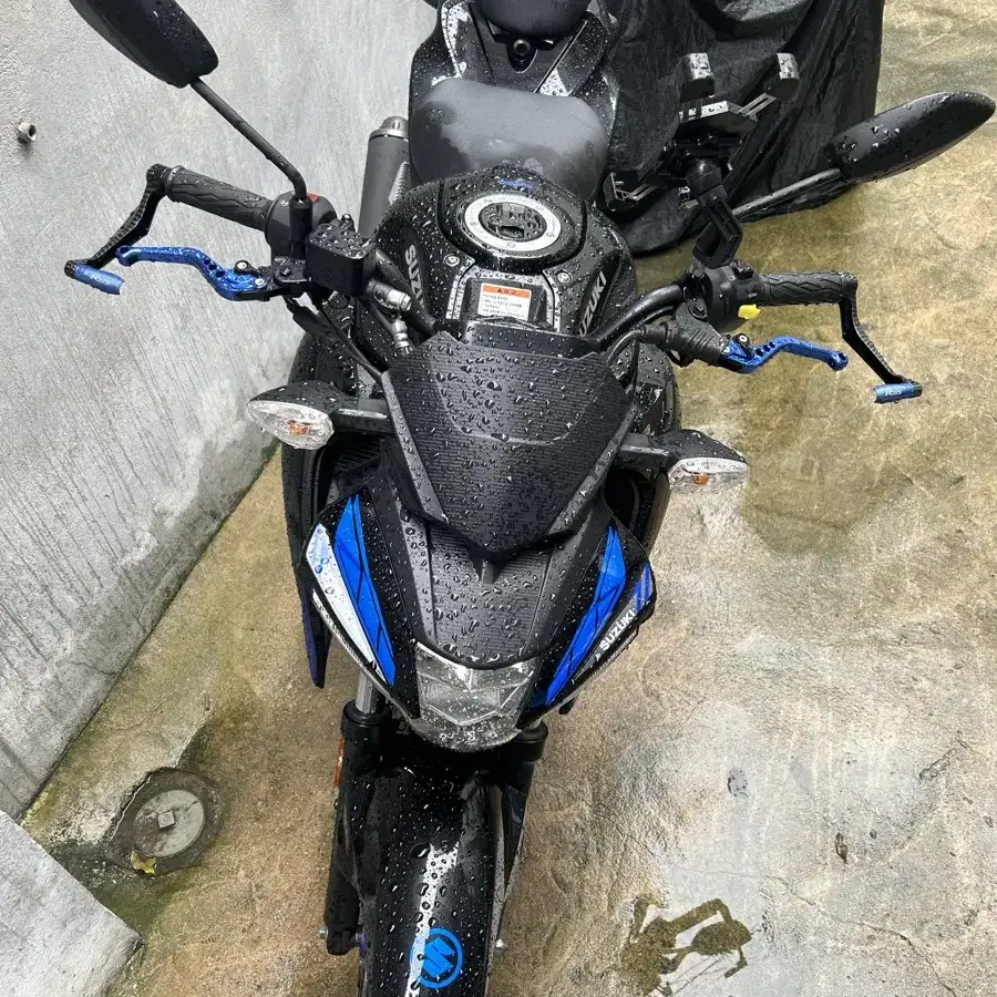 Gsxs125 21년식 블랙 블루 신차급 컨디션