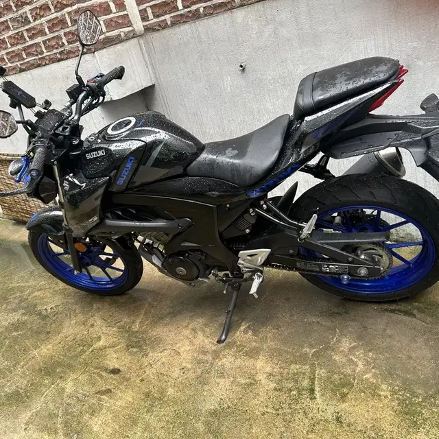 Gsxs125 21년식 블랙 블루 신차급 컨디션