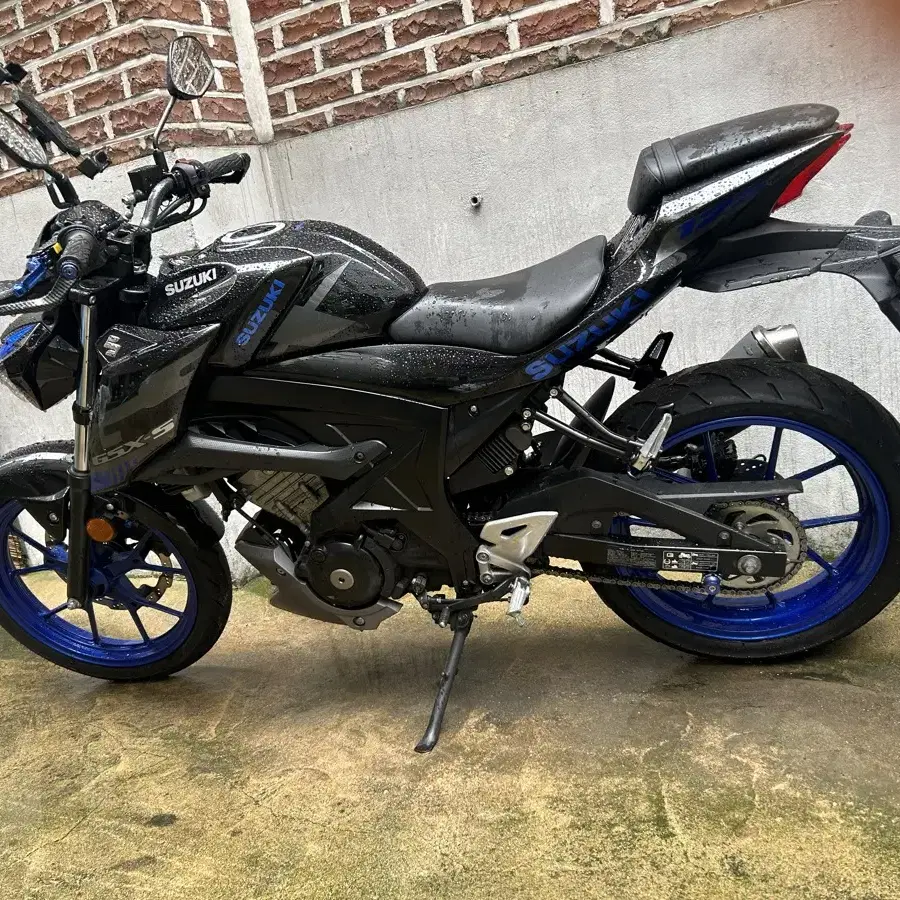 Gsxs125 21년식 블랙 블루 신차급 컨디션