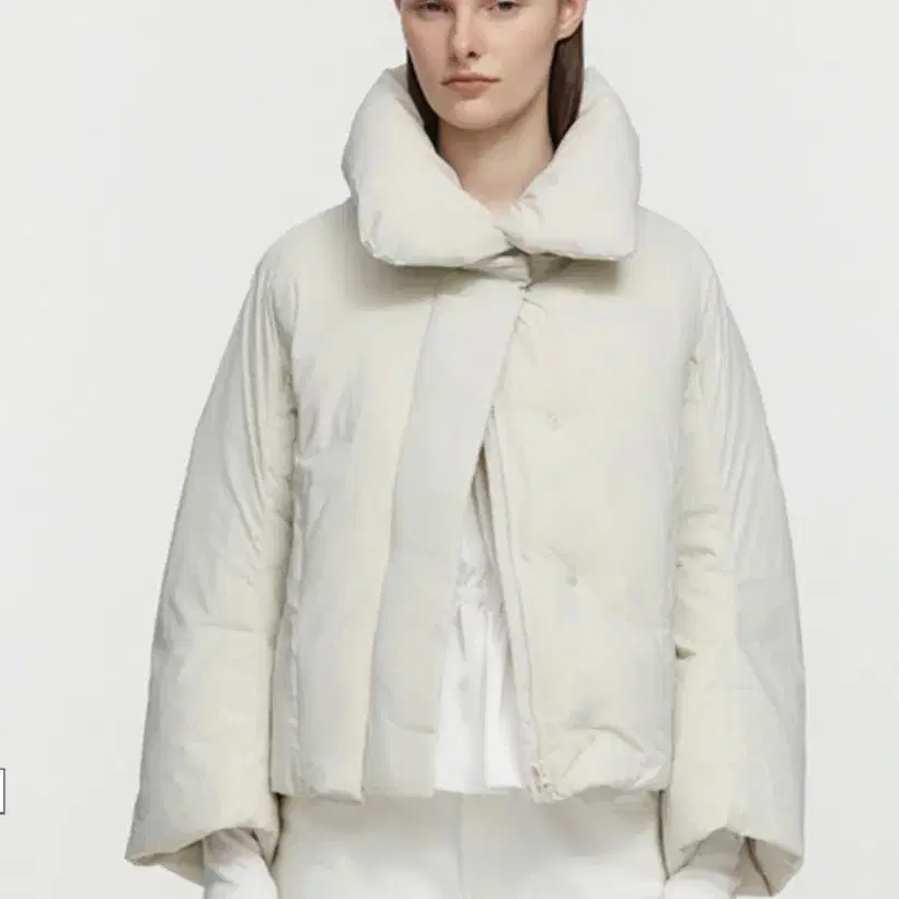 버뮬라 HIGH NECK PUFFER JACKET IVORY