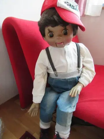 복화술 인형 가와카미노보루 씨가 사용하던 인형과 같은 인형입니다.