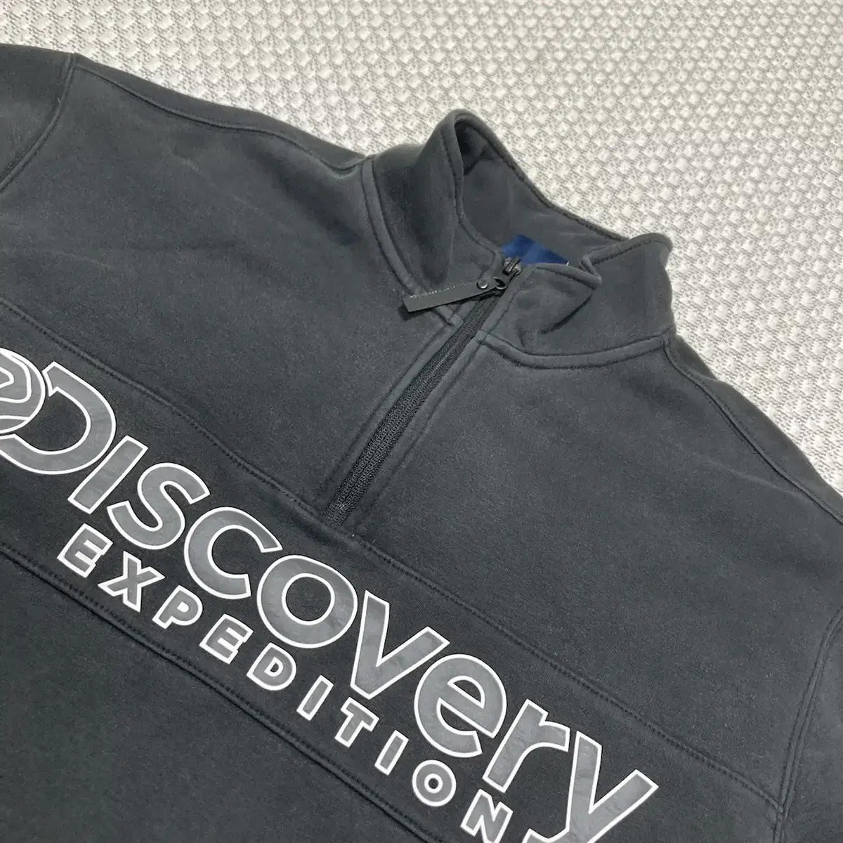 Discovery Half-Zip Up Lettering Man-to-Man