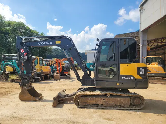 볼보 02 중고굴삭기매매 공투 포크레인 EC60E 17년 회전라인 코집