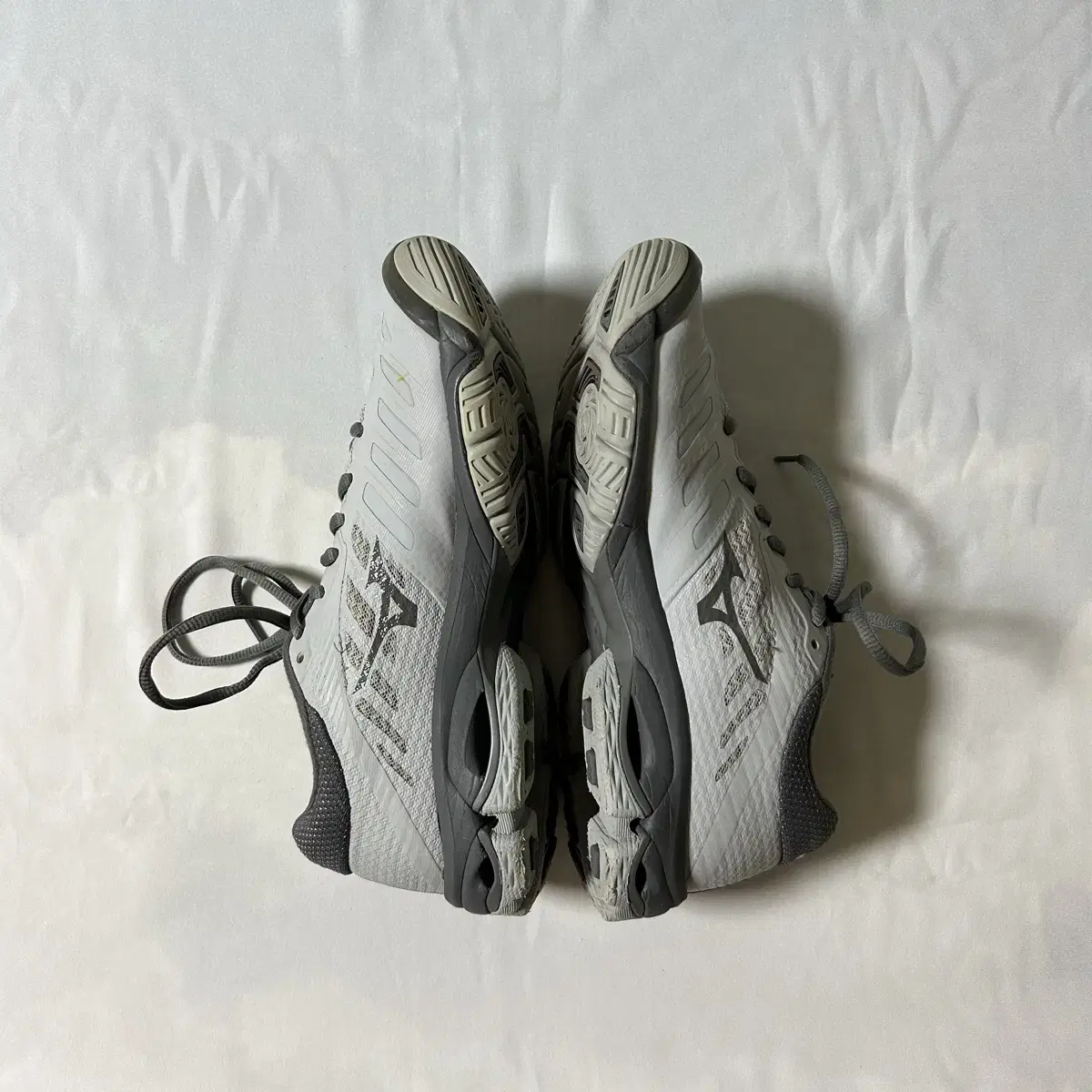 Mizuno wave lightning z4 grey