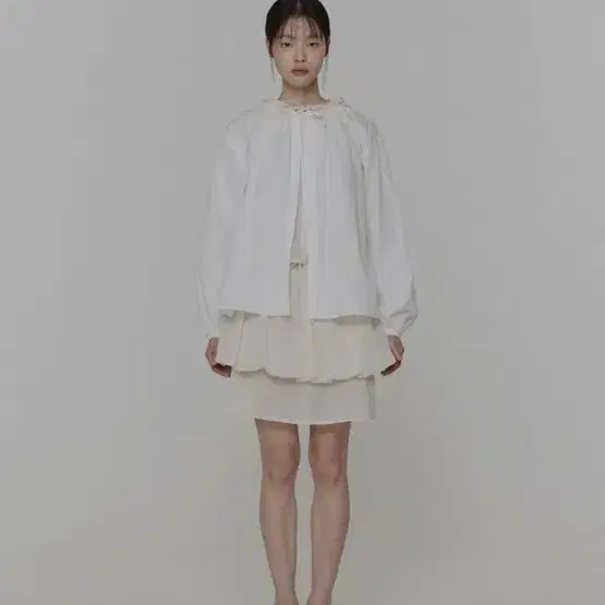 아모멘토 DRAWSTRING SHIRRING SHIRTS_WHITE