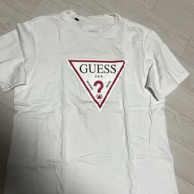 GUESS 기본박스티 s사이즈