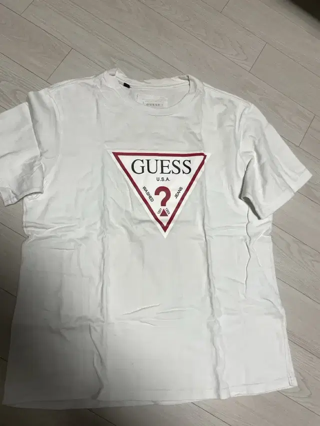 GUESS 기본박스티 s사이즈