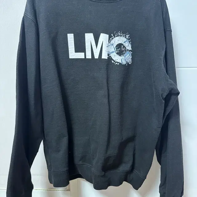 LMC 블랙 맨투맨