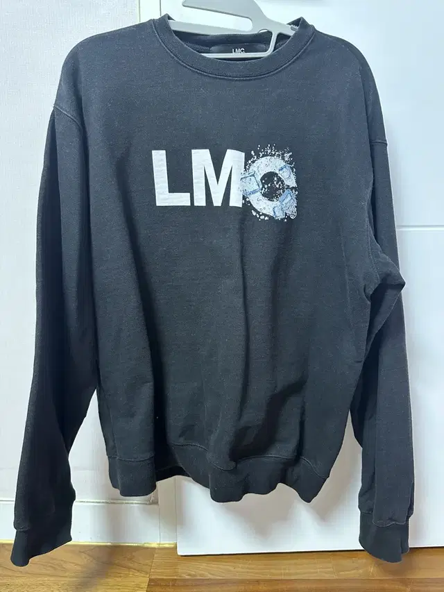 LMC 블랙 맨투맨