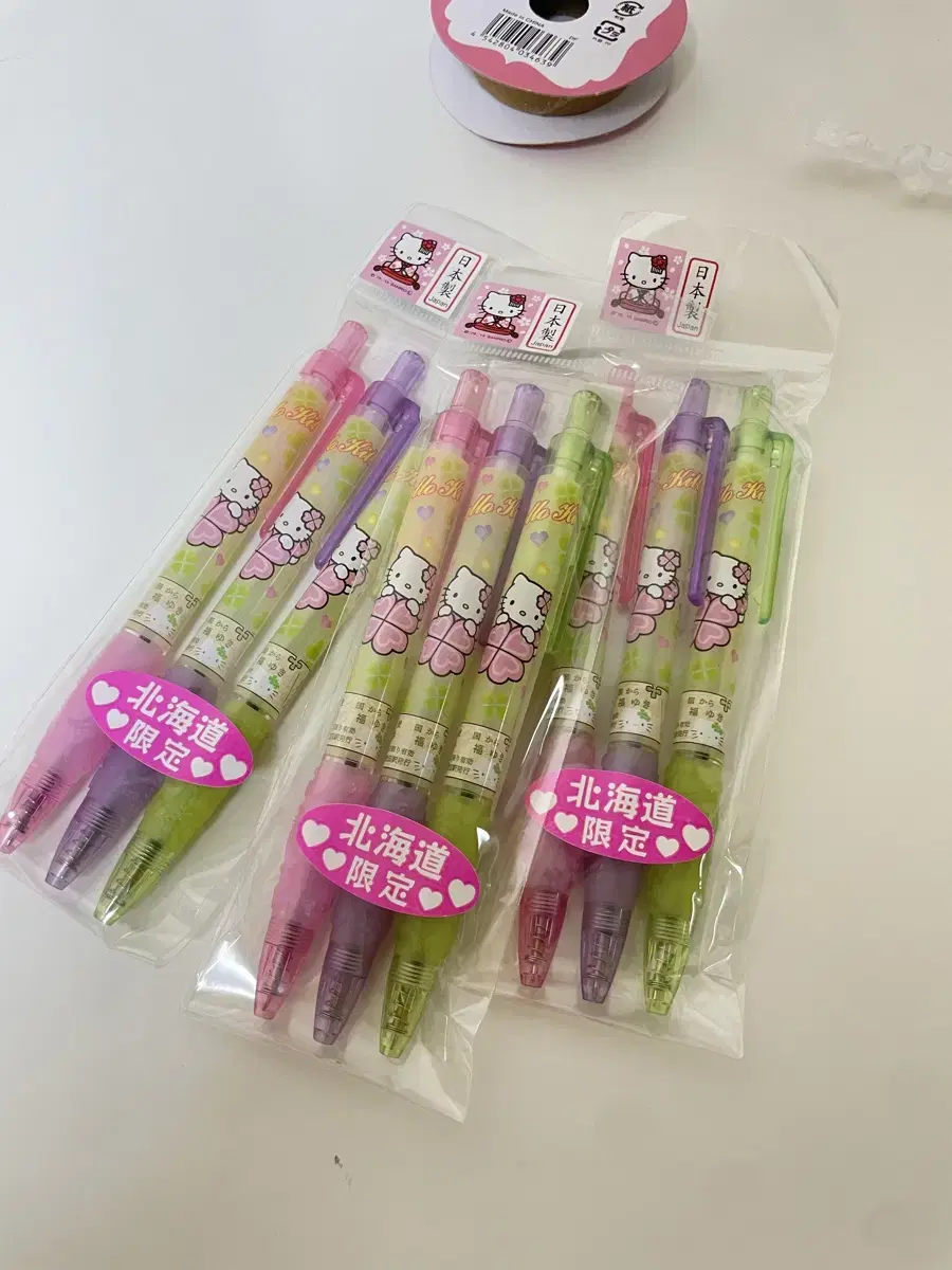 Japan genuine Sanrio Hokkaido Hokkaido areaLimited four leavesCloverKittyBallpoint penClassicKittyTotal shipment