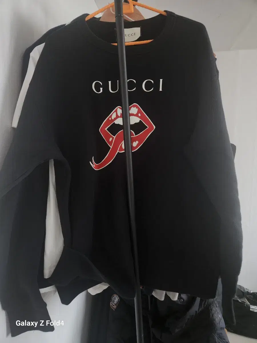 You're trying to sell a Gucci long-sleeved tee.