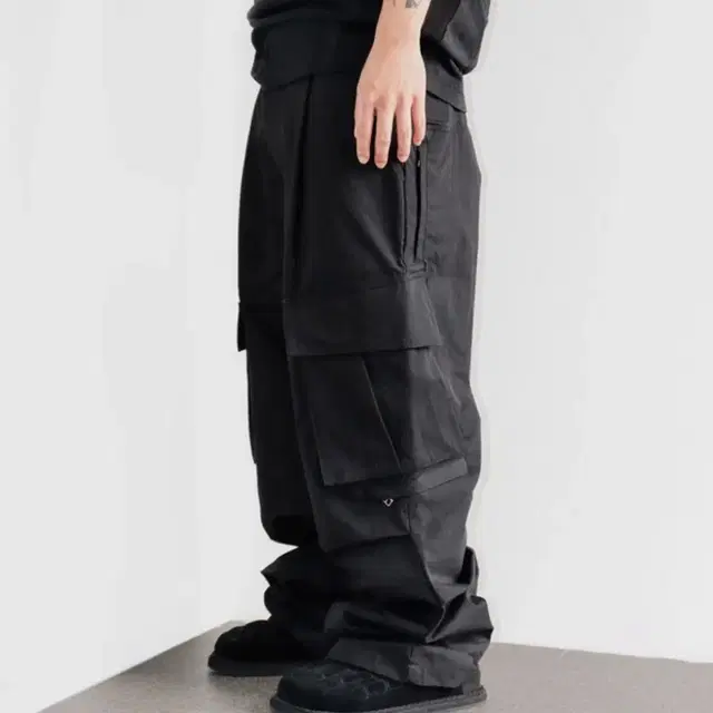 [L] Yiyae Structure Cargo Pants 블랙