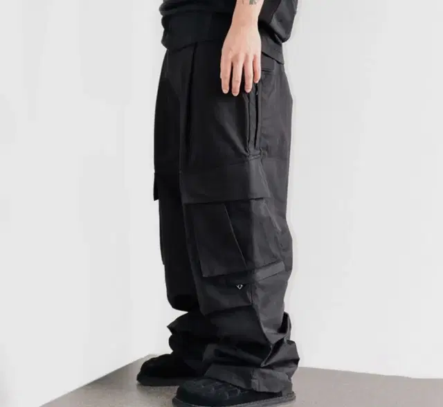 [L] Yiyae Structure Cargo Pants 블랙