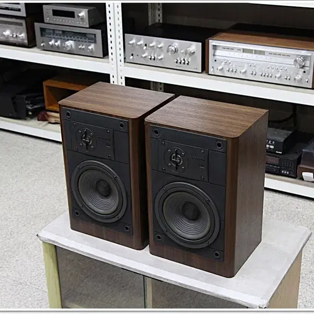 JBL(미국) A급 라우드 북쉘프 스피커 모델 LX22