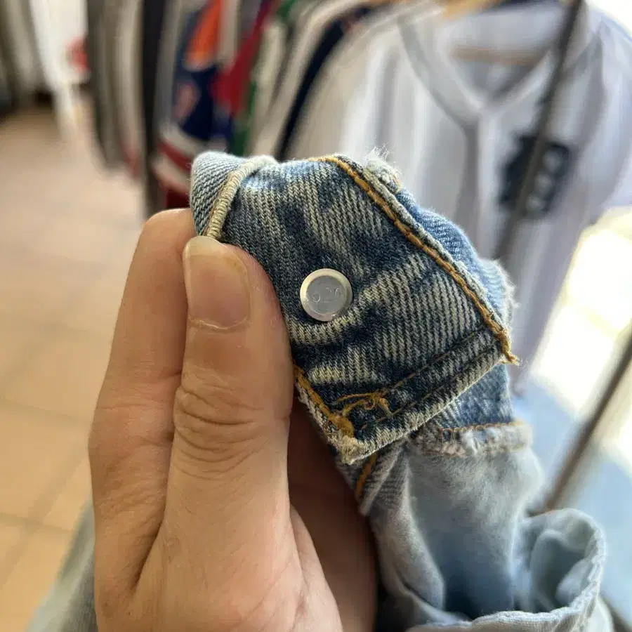 90s Levis 501 destroyed jeans 35in