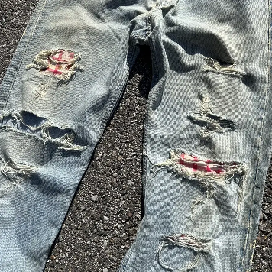 90s Levis 501 destroyed jeans 35in