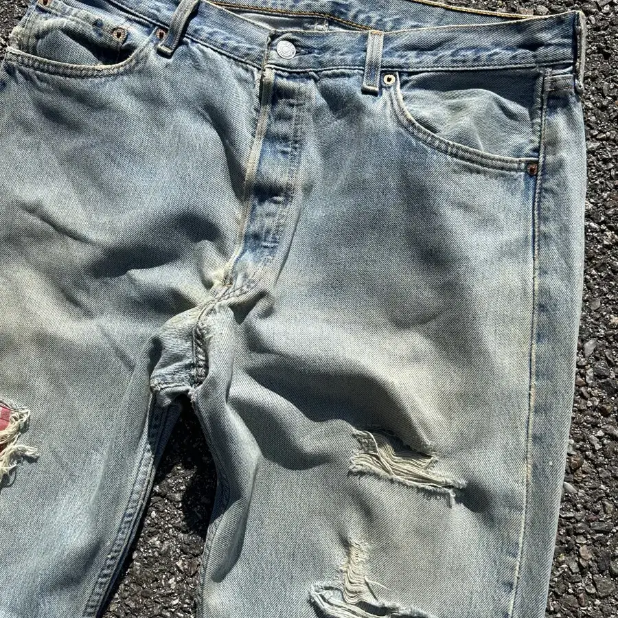 90s Levis 501 destroyed jeans 35in