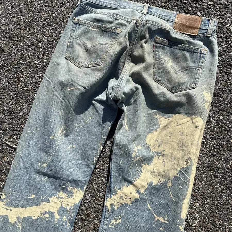 90s Levis 501 destroyed jeans 35in