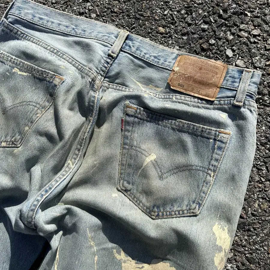 90s Levis 501 destroyed jeans 35in