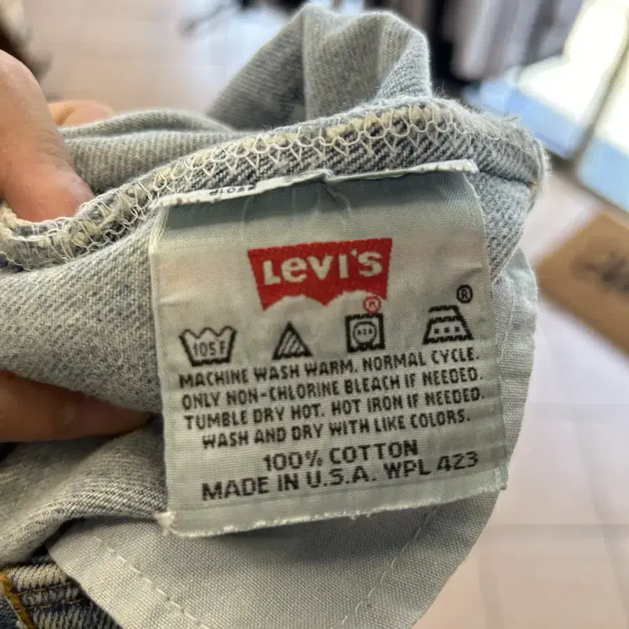 90s Levis 501 destroyed jeans 35in