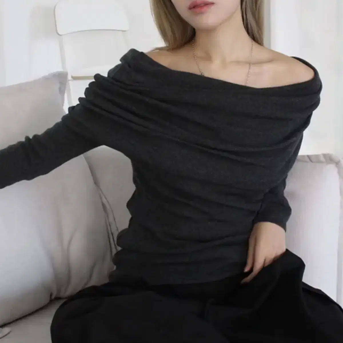 이오엔 OFF SHOULDER KNIT