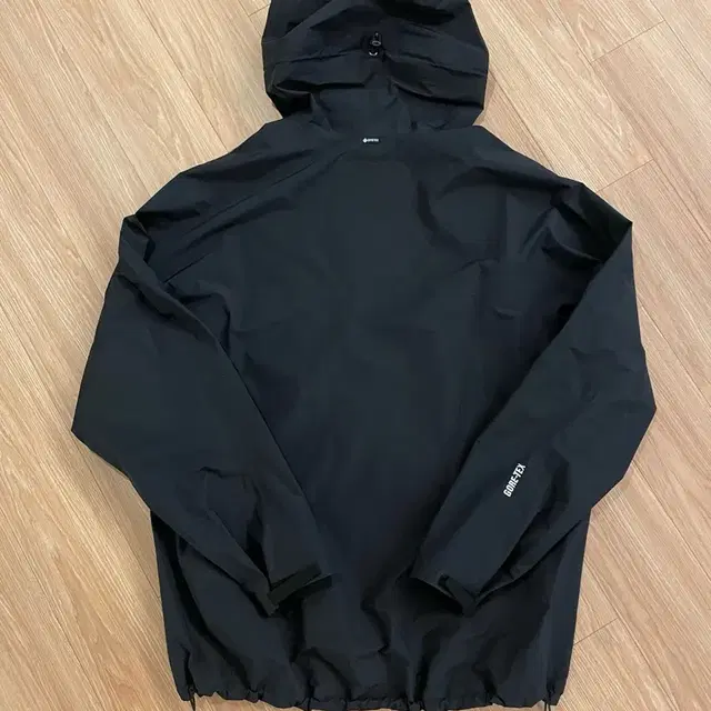 디스이즈네버댓 GORE-TEX Paclite Pullover 블랙